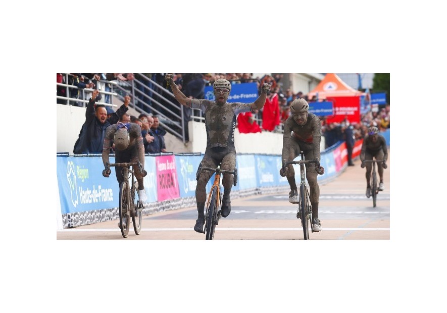 ROUBAIX. IMPRESA DI COLBRELLI, E' IL RE DELLE PIETRE!