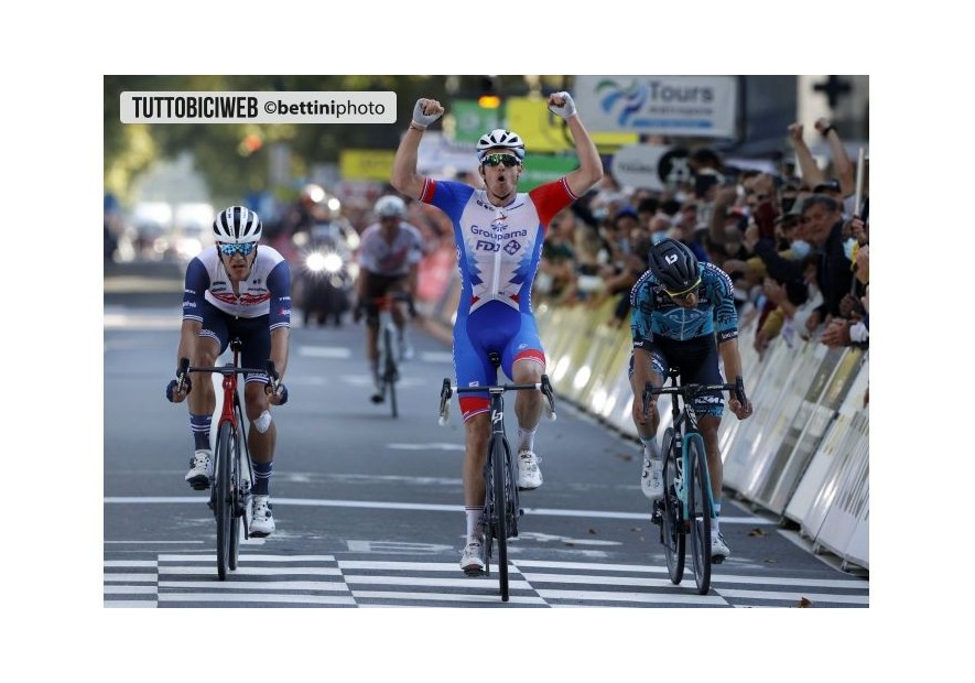 PARIGI-TOURS. FINALE ENTUSIASMANTE, GRANDE VITTORIA DI ARNAUD DEMARE, 8° PASQUALON